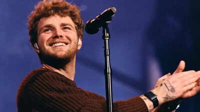 Alex Warren dedicates Artist of the Year Win to late parents at 2026 iHeartRadio Music Awards: ‘I know you're watching’