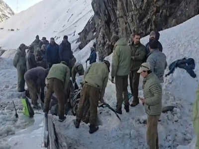 7 killed as avalanche buries several vehicles at Zojila Pass