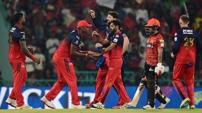 Bhuvneshwar Kumar with Royal Challengers Bengaluru teammates. (HT)