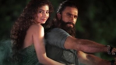 Sara Arjun and Ranveer Singh in a still from Aditya Dhar's Dhurandhar.