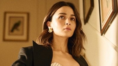 Bodyguard recalled Alia Bhatt getting scared when airport staff mobbed her.