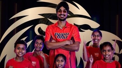 Arshdeep Singh met and interacted with a group of young children.
