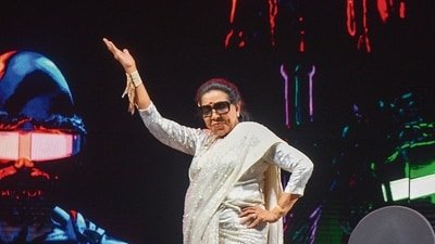 Asha Bhosle was a picture of grace as she performed on stage even at the age of 91. (Raju Shinde/HT Photo)