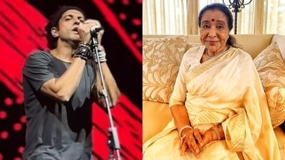Farhan Akhtar pays tribute to Asha Bhosle at his recent concert.