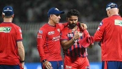 Lucknow Super Giants' coach Australia's Justin Langer talks with Lucknow Super Giants' captain Indian cricket player Rishabh Pant (HT_PRINT)