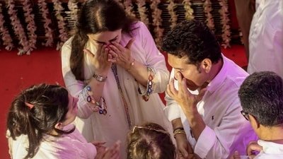 Cricket legend Sachin Tendulkar with wife Anjali, and others, during the singing legend Asha Bhosle's public viewing, in Mumbai, Maharashtra (PTI)