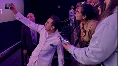 Ranbir Kapoor was seen clicking selfies with fans after the New York event.