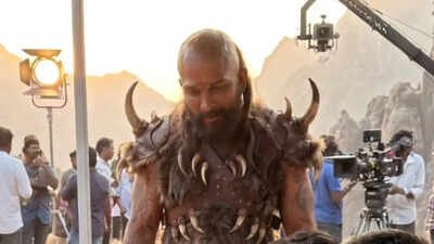 Allu Arjun's 'Raaka' look from Atlee's film goes viral; fans blown away by AI pics