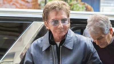 Barry Manilow, 82, steps out in New York for the first time after lung cancer surgery