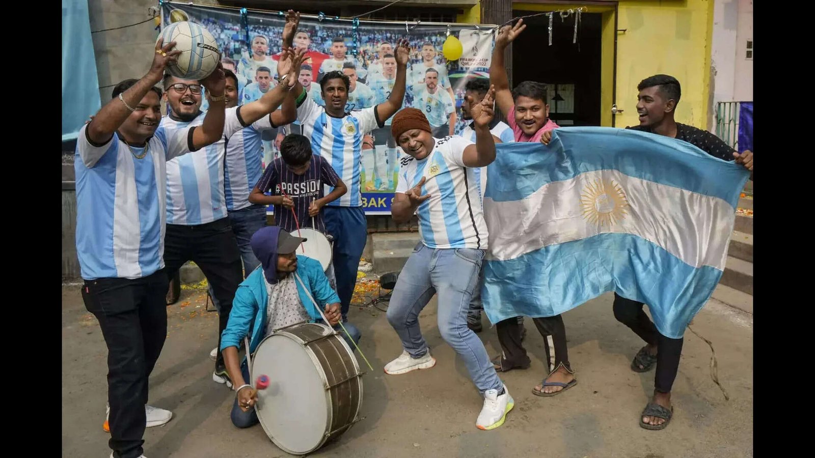 Kolkata_ Argentina's football team fans before the FIFA World Cup 2022 final mat
