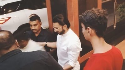 Ranveer Singh paid tributes to RSS founder Hedgewar at his memorial in Nagpur.