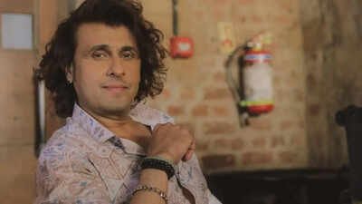 Sonu Nigam recalls helping Asha Bhosle with heel spur on 1996 US tour; Singer shared how he massaged her feet for relief