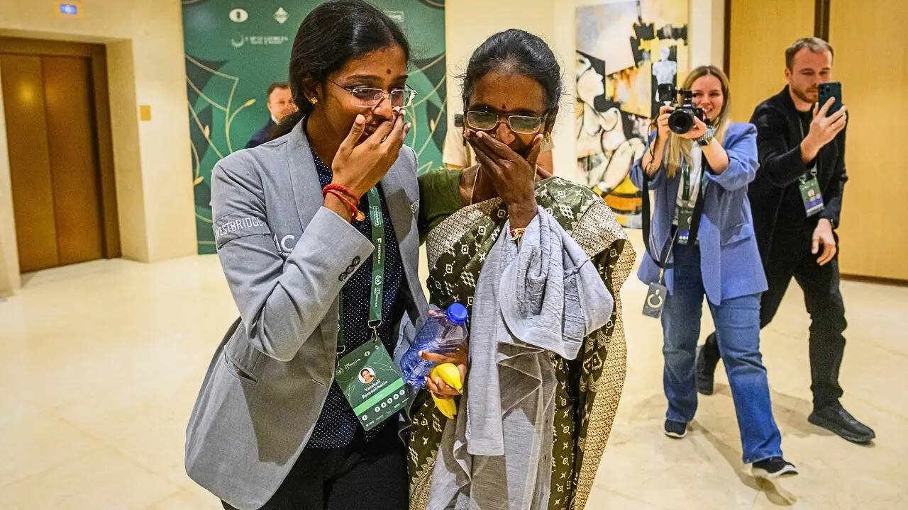 Vaishali Rameshbabu meets her mother Nagalakshmi (Photo by Michal Walusza)