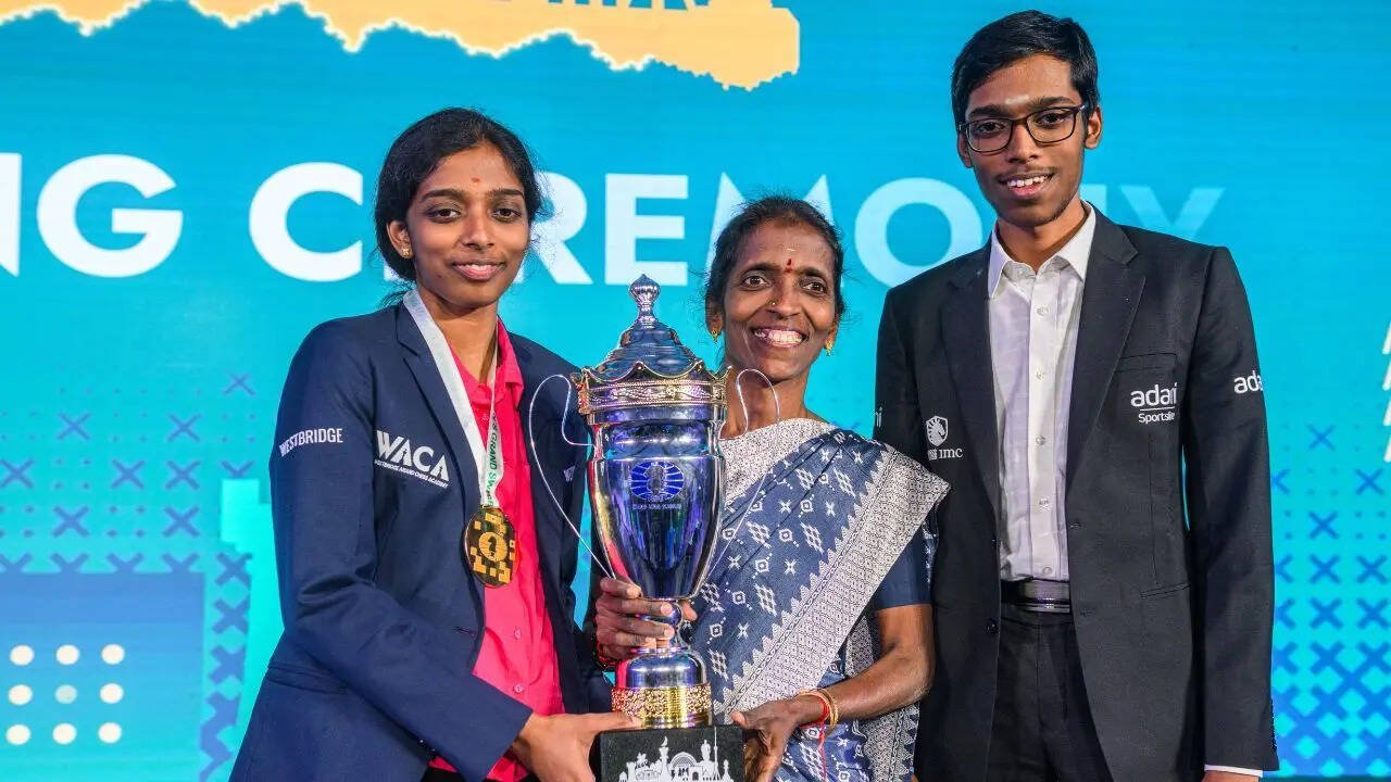Vaishali with mother Nagalakshmi and younger brother Rameshbabu Praggnanandhaa (Photo by Michal Walusza)