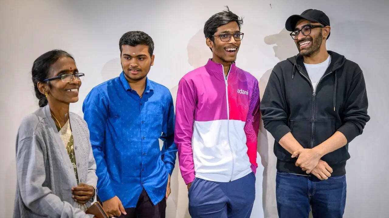 Vaishali's mother Nagalakshmi, Pranesh M, Rameshbabu Praggnanandhaa, and Vaibhav Suri (Photo by Michal Walusza)