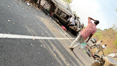 Eight tourists from Kerala die in accident on Valparai ghat road