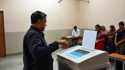 <p>.</p> In 82 Bengal seats: No 3 got more votes than winner-loser margin