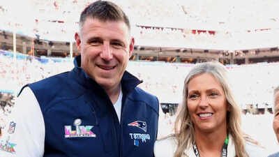 A resurfaced 2020 video featuring Mike Vrabel and Dianna Russini has reignited online speculation surrounding their alleged relationship. The clip shows Russini giving intimacy advice during a Barstool segment while Vrabel jokingly responds, “I’m paying very close attention… I’m so excited.” The renewed attention comes after recent photos and videos of the pair went viral. Although no divorce or affair has been officially confirmed, the controversy continues fueling intense discussion across NFL and social media circles. Mike Vrabel’s marriage dragged into chaos after resurfaced Dianna Russini intimacy clip explodes online