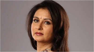 As the 'Don 3' controversy continues to grow, CINTAA President Poonam Dhillon has spoken out, expressing surprise that neither Ranveer Singh, Excel Entertainment, nor FWICE informed the association before the non-cooperation directive was issued. Dhillon believes the situation could have been resolved amicably had CINTAA been approached in time. Poonam Dhillon CLARIFIES CINTAA's stance on 'Don 3' controversy: ‘Ranveer Singh could have involved us’