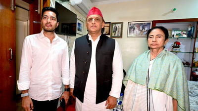 'Didi, you have not lost': Akhilesh Yadav meets Mamata, gives emotional support after TMC's Bengal rout