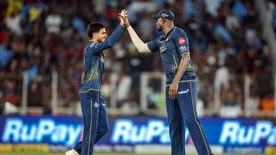 Gujarat Titans' Jason Holder and skipper Shubhman Gill teammates celebrate. (ANI Pic Service)