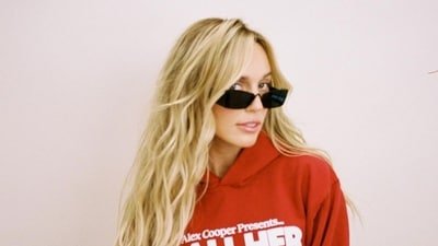 Call Her Daddy' host Alex Cooper is pregnant (X)