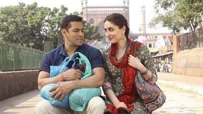 Salman Khan with Kareena Kapoor in a still from Bajrangi Bhaijaan.