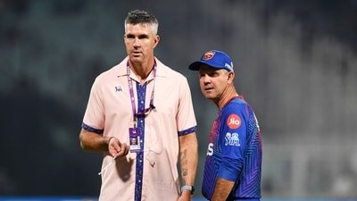 Ricky Ponting and Kevin Pietersen during a warm-up before a match. (REUTERS)