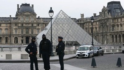 French police officers stand in front of the Louvre Museum after robbery, in Paris on October 19, 2025. (AFP) French police officers stand in front of the Louvre Museum after robbery, in Paris on October 19, 2025. (AFP)