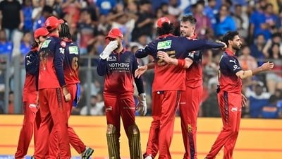 Mumbai, India - April 12, 2026: Royal Challengers Bengaluru's Jacob Duffy celebrates the wicket of  Mumbai Indians' captain Hardik Pandya  during the 2026 IPL cricket match between MI Vs RCB at Wankhade Stadium in Mumbai, India, on Sunday, April 12, 2026.  (Photo by Anshuman Poyrekar/Hindustan Times) (Anshuman Poyrekar/HT Photo)
