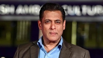 Salman Khan has not picked the phone on either Ranveer Singh or Farhan Akhtar. Salman Khan has not picked the phone on either Ranveer Singh or Farhan Akhtar.