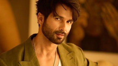 An elderly man asked Shahid Kapoor to cut the line at Mumbai airport.