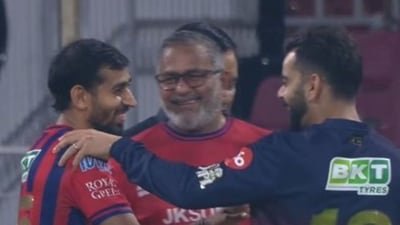 Virat Kohli was seen chatting with Prince Yadav and Bharat Arun (Screengrab - JioHotstar)