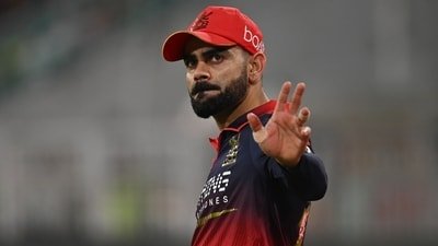 Virat Kohli made sure the RCB squad remembered how they won six matches. (Hindustan Times)