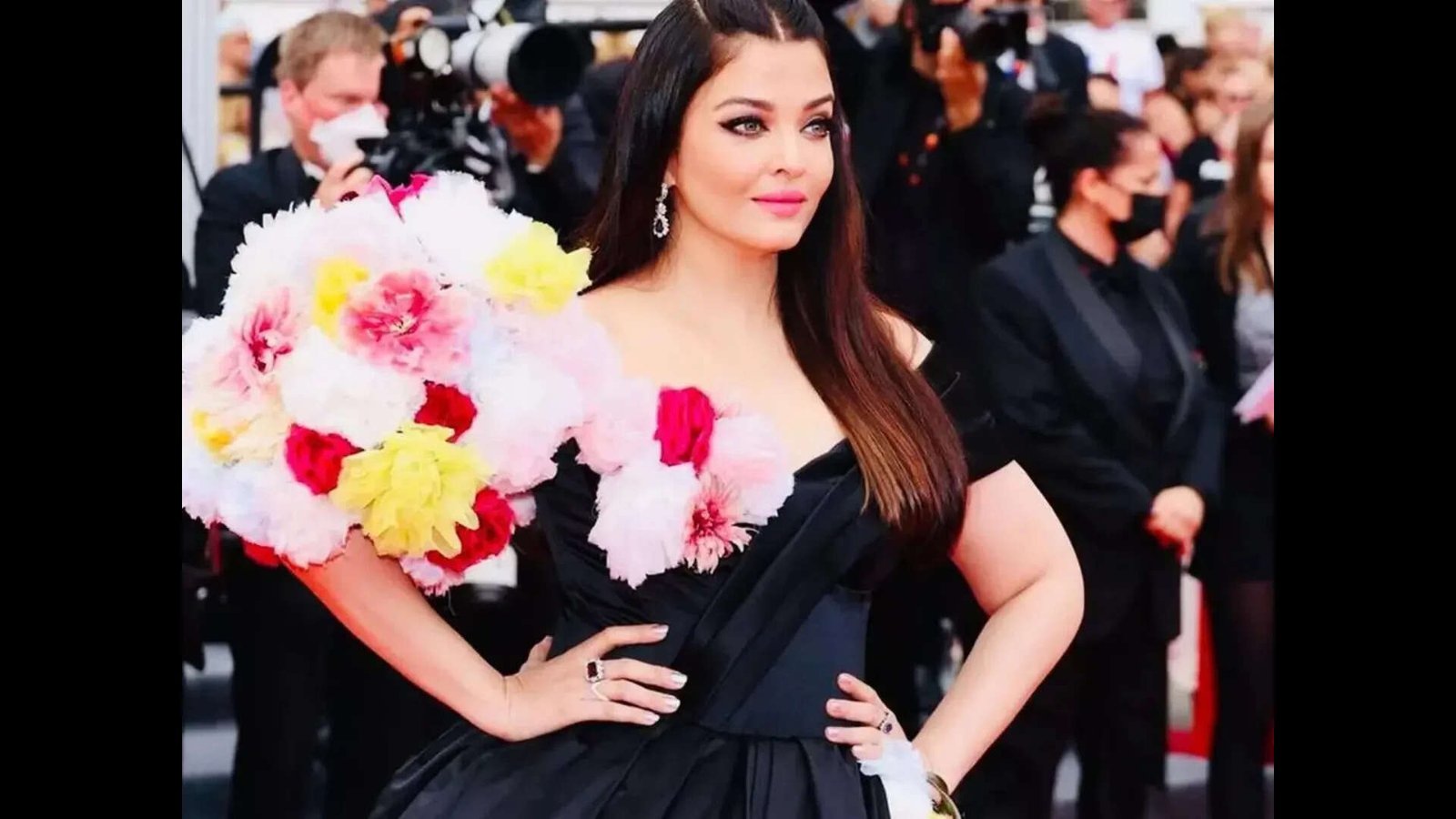 Aishwarya Rai Bachchan trolled for her style at Cannes 2022 (1)