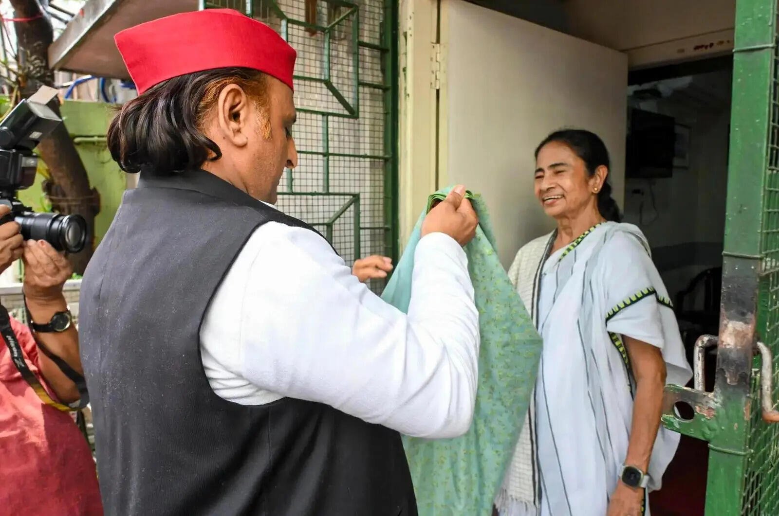 Akhilesh Yadav meets Mamata Banerjee.