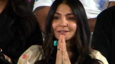 Anushka Sharma wears Radha Naam Jap counter in her finger during Virat Kohli's match; fans say "Look how she's praying for RCB"