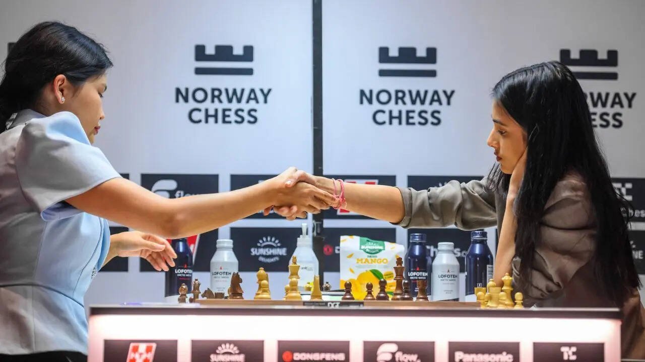 Bibisara Assaubayeva vs Divya Deshmukh (Photo by Michal Walusza/Norway Chess)