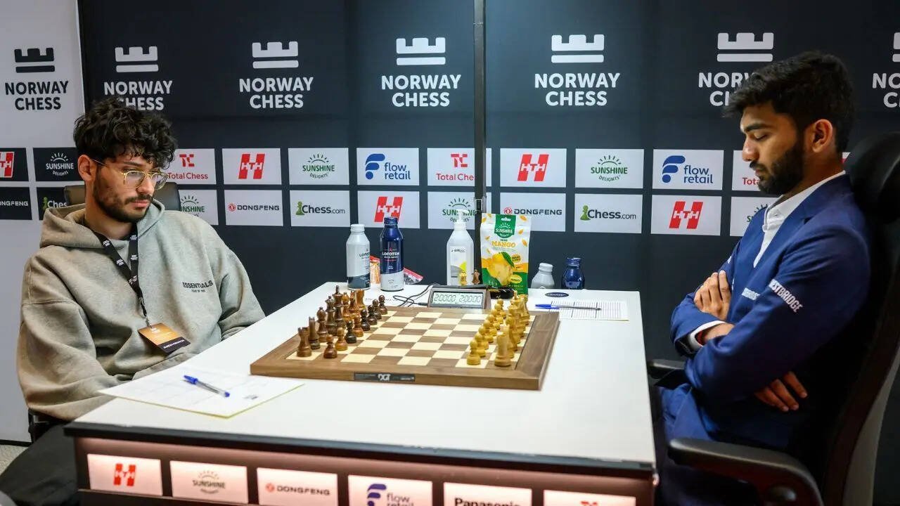 D Gukesh vs Alireza Firouzja (Photo by Michal Walusza/Norway Chess)