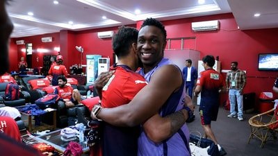 Dwayne Bravo hugs Virat Kohli inside RCB dressing room (Screengrab)
