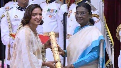 Harmanpreet Kaur receiving the Padma Shree. (X images)