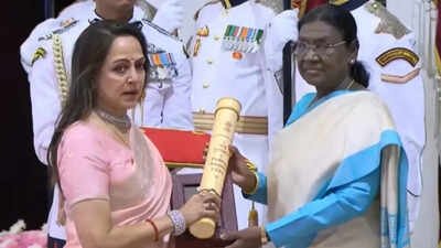 Hema Malini accepts Dharmendra's posthumous Padma Vibhushan from President Droupadi Murmu; daughter Ahana gets teary eyed