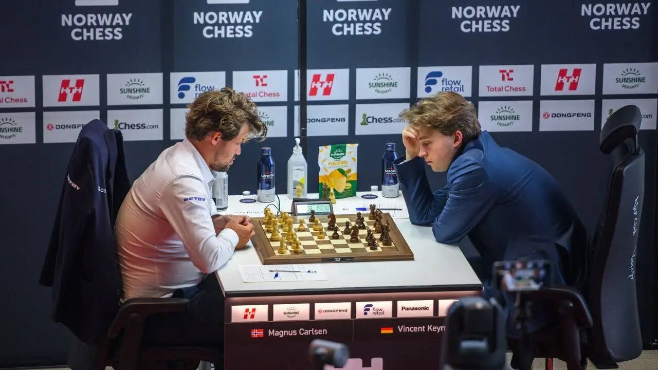 Magnus Carlsen and Vincent Keymer (Photo by Michal Walusza/Norway Chess)