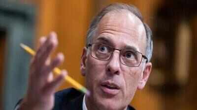 <p>Mark Zandi is chief economist of Moody's Analytics.</p> Moody's Analytics chief economist Mark Zandi warns of high risk of recession in America; unless the US government changes ...