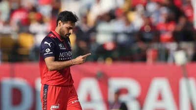 The ball that goes both ways: Sachin Tendulkar explains Bhuvneshwar Kumar's 'wobble' magic ahead of IPL final - Watch