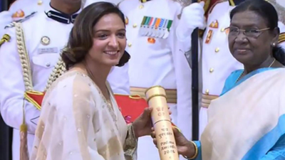 Harmanpreet Kaur Bhullar with President Murmu President Murmu confers Padma Awards at Rashtrapati Bhavan; actor Dharmendra honoured posthumously