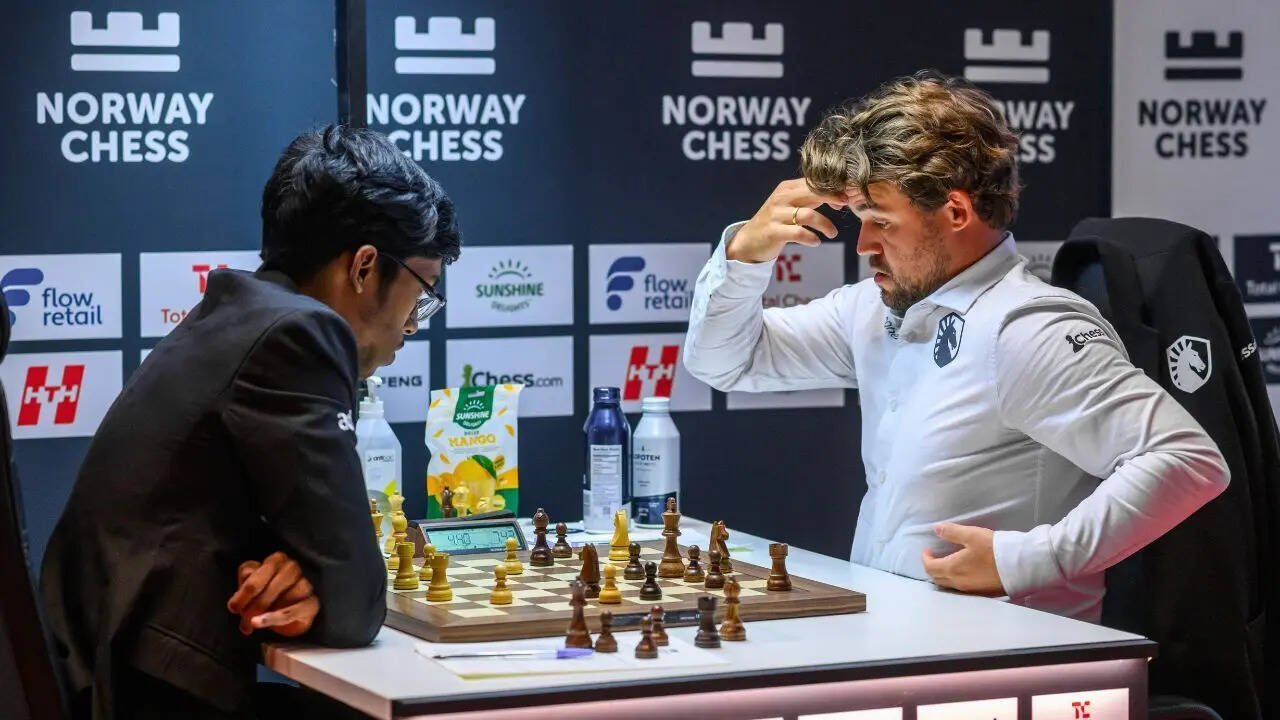 R Praggnanandhaa vs Magnus Carlsen (Photo by Michal Walusza/Norway Chess)