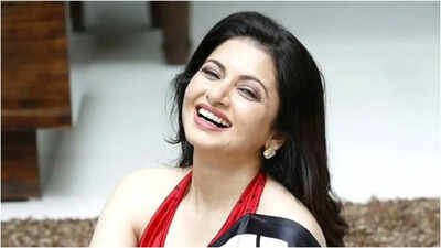 At just 20, Bhagyashree walked away from Bollywood after 'Maine Pyar Kiya' to marry businessman Himalaya Dassani. Despite being pursued by legends like Yash Chopra and Manmohan Desai, she chose family over fame. She has few regrets, believing sincerity and hard work always find appreciation. ‘I was scolded by Yash Chopra’: Bhagyashree opens up about the iconic offers she turned down