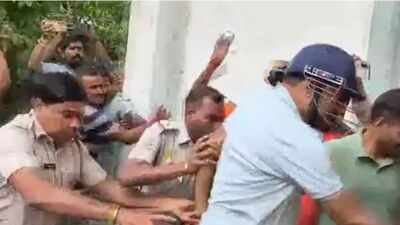 Eggs thrown at TMC leader Vijay Singh outside West Bengal court 'Chor, chor': Eggs thrown at TMC leader Vijay Singh outside West Bengal court