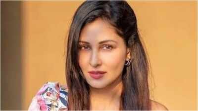 Pooja Chopra got emotional on 'Tum Ho Naa', revealing her father pressured her mother to abort her as she was a girl. Her mother refused, left the marriage and raised Pooja and her sister alone. "Aaj main zinda hoon," said Pooja, calling her mother her biggest superstar. 'Mummy ke liye to jitna bolu utna kam hi hoga': ‘Commando’ actress Pooja Chopra breaks down recalling how her mother was pressured to abort her because she was a girl
